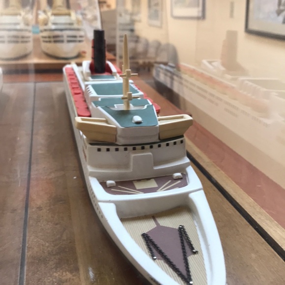 Vintage Ship Model QE 2 - Picture 3 of 6
